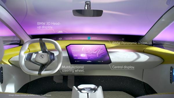 Das Head-up-Display (HUD) zieht sich über die gesamte Windschutzscheibe. Inhalte lassen sich vom Zentralbildschirm auf den "Panoramic Vision" genannten Abschnitt verschieben.