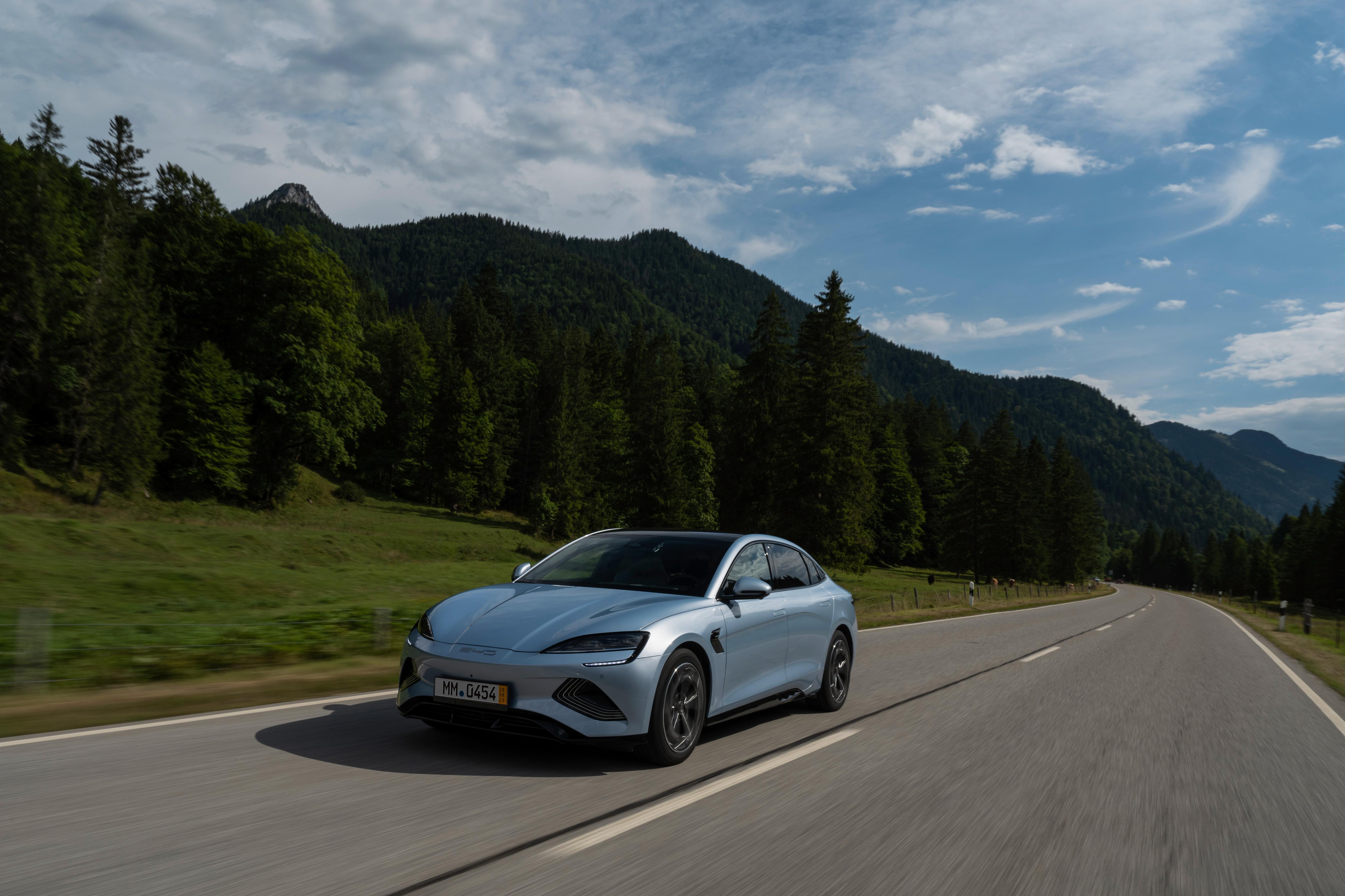 Der chinesische Hersteller BYD stellt seine elektrische Sportlimousine Seal vor. Der Seal kommt in zwei Varianten, die jeweils einen 82,5-kWh-Akku mitführen.