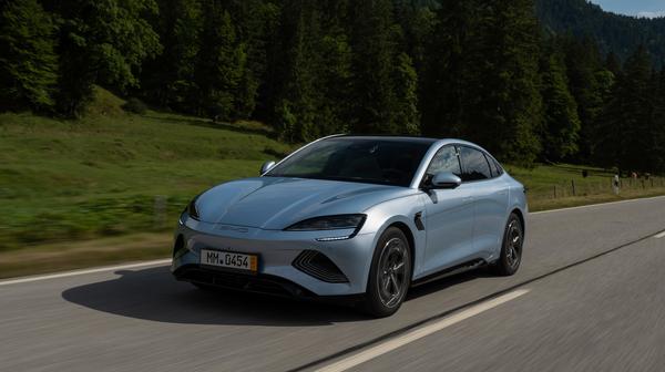 Der chinesische Hersteller BYD stellt seine elektrische Sportlimousine Seal vor. Der Seal kommt in zwei Varianten, die jeweils einen 82,5-kWh-Akku mitführen.