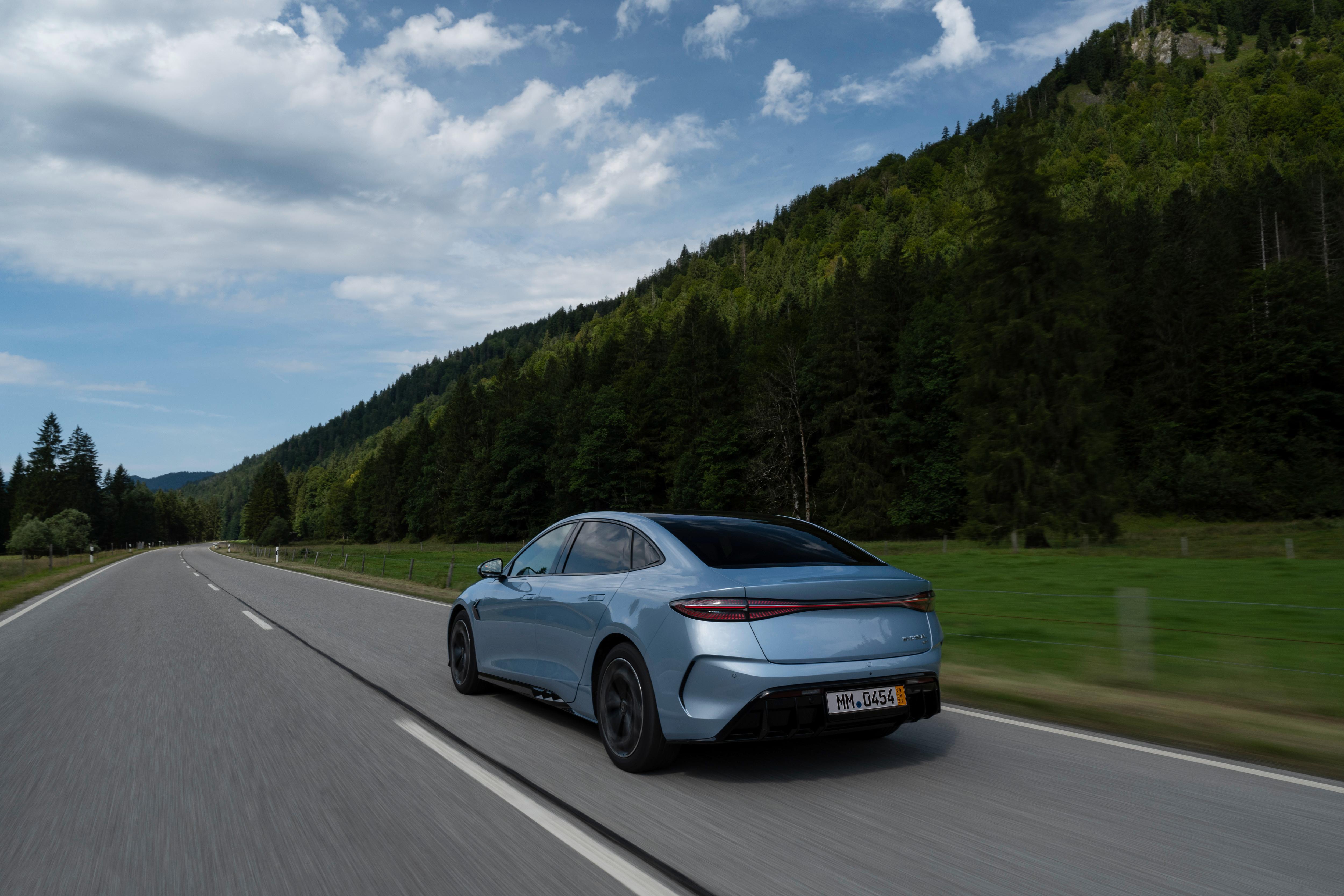 Der Hecktriebler Seal Design leistet 230 kW/313 PS und bietet eine maximale Reichweite von 570 Kilometern. Beim allradgetriebenen Seal Excellence-AWD gibt es einen zweiten, 160 kW starken Elektromotor an der Vorderachse, woraus eine Gesamtleistung von 390 kW/530 PS resultiert. Reichweite: 520 Kilometer.