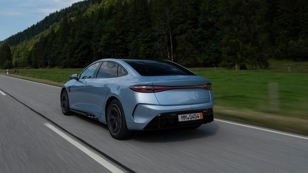 Der Hecktriebler Seal Design leistet 230 kW/313 PS und bietet eine maximale Reichweite von 570 Kilometern. Beim allradgetriebenen Seal Excellence-AWD gibt es einen zweiten, 160 kW starken Elektromotor an der Vorderachse, woraus eine Gesamtleistung von 390 kW/530 PS resultiert. Reichweite: 520 Kilometer.