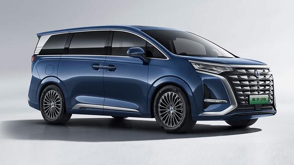 Denza ist die luxuriöse Submarke von BYD und der Denza D9 ein 5,25 Meter langes SUV mit sieben Sitzplätzen. Neben einem Plug-in-Hybrid gibt es eine rein elektrische Variante.