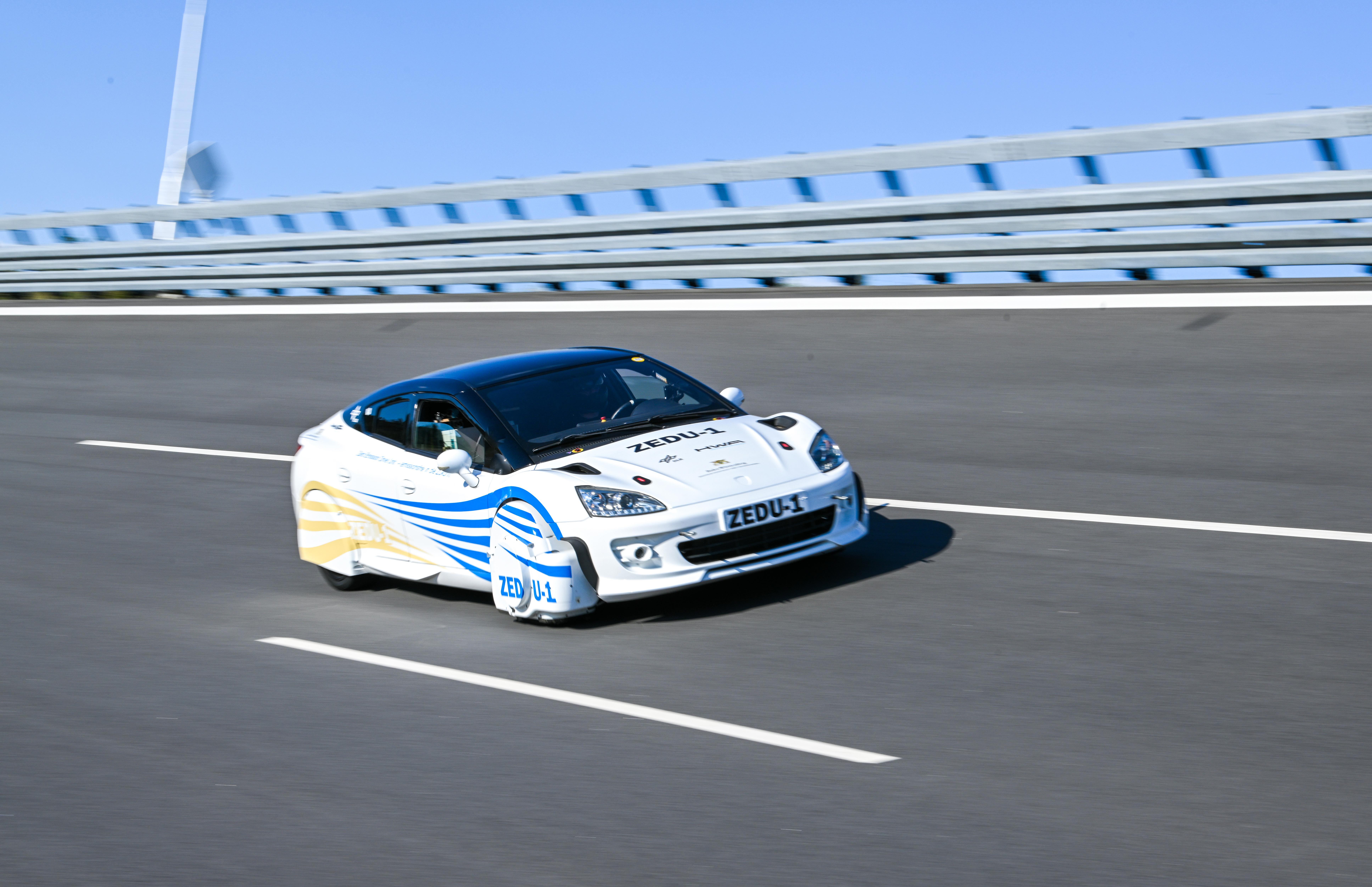 Mit dem Prototyp Zedu (Zero Emission Drive Unit) stellt das Deutsche Zentrum für Luft- und Raumfahrt ein Straßenfahrzeug vor, das eine fast vollständig emissionsfreie Mobilität ermöglichen soll.