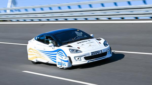 Mit dem Prototyp Zedu (Zero Emission Drive Unit) stellt das Deutsche Zentrum für Luft- und Raumfahrt ein Straßenfahrzeug vor, das eine fast vollständig emissionsfreie Mobilität ermöglichen soll.