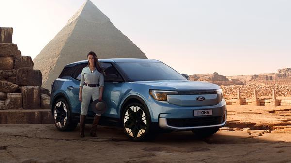 Zu den Ford-Exponaten zählt der 4,45 Meter lange, vollelektrische Explorer, der in Köln produziert wird und Europa vorbehalten bleibt. Der Explorer nutzt die MEB-Plattform des Volkswagen-Konzerns und ist mit dem VW ID.4 verwandt.