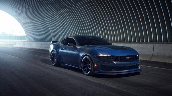 Ein bisschen was für Petrolheads bietet die IAA dann doch: Der Mustang Dark Horse ist ein straßenzugelassenes Serienfahrzeug und arbeitet mit einem Fünfliter-V8. Das Pony Car stellt die Basis für den neuen Mustang GT3, mit dem Ford 2024 zum 24-Stunden-Rennen von Le Mans zurückkehrt.