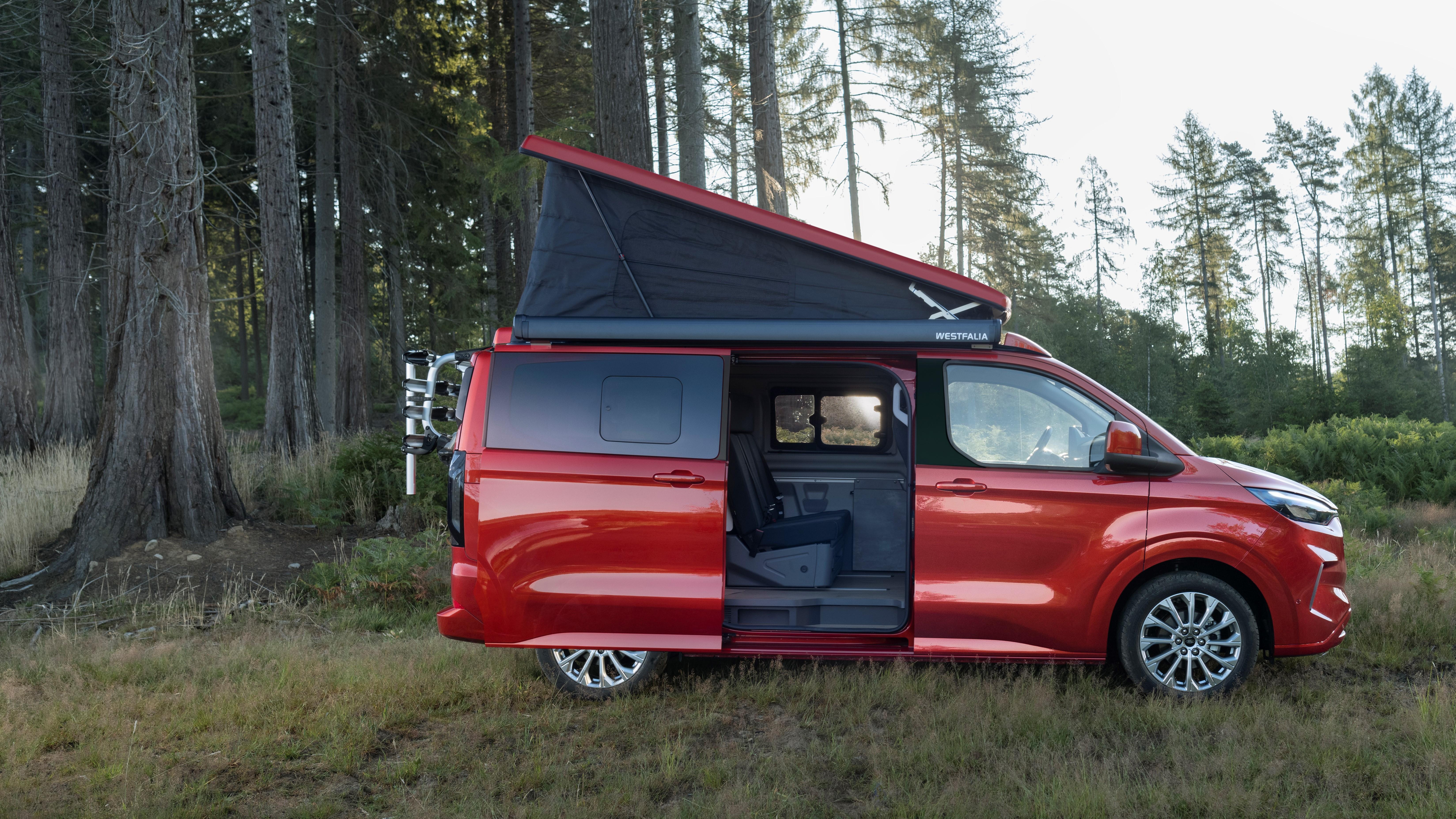 Seine eigentliche Weltpremiere hat der Ford Transit Custom Nugget eben erst auf dem Caravan-Salon in Düsseldorf gefeiert. 2024 kommt das Freizeitmobil auch mit Plug-in-Hybridantrieb auf den Markt.
