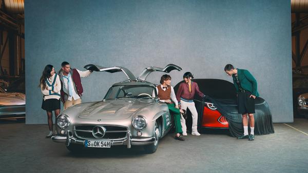 Hier wird das Tuch zumindest etwas vom CLA Concept gezogen (rechts). Dank eines niedrigen Stromverbrauchs von nur 12 kWh/100 km sollen Reichweiten von über 750 Kilometern möglich sein.