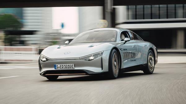 Im elektrischen Sparwunder Vision EQXX, der über 1200 Kilometer Reichweite erzielt, können IAA-Besucher sogar mitfahren.