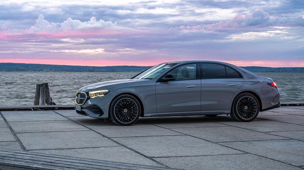 Auch die neue Generation der Business-Limousine E-Klasse fehlt in München nicht.