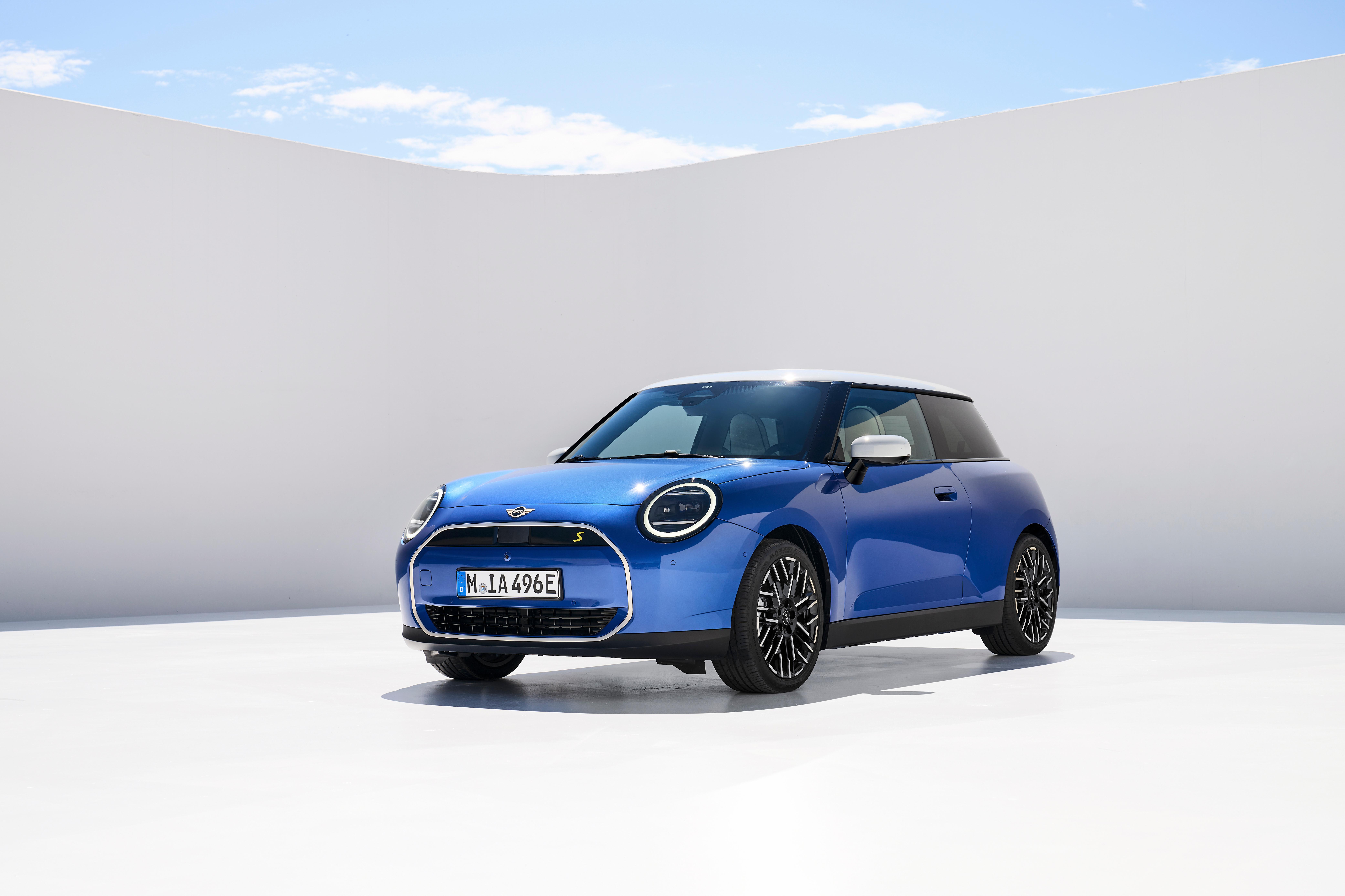 Der neue vollelektrische Mini Cooper kommt als Dreitürer und in zwei Antriebsvarianten. Das Basismodell Cooper S nutzt eine 40,7-kWh-Batterie für 305 Kilometer Reichweite, der Cooper SE kommt dank 54,2 kWh bis zu 402 Kilometer weit.