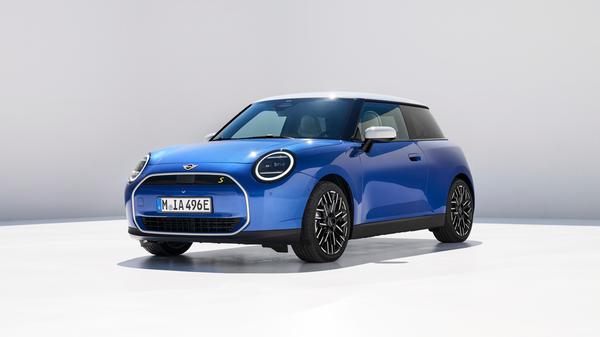 Der neue vollelektrische Mini Cooper kommt als Dreitürer und in zwei Antriebsvarianten. Das Basismodell Cooper S nutzt eine 40,7-kWh-Batterie für 305 Kilometer Reichweite, der Cooper SE kommt dank 54,2 kWh bis zu 402 Kilometer weit.