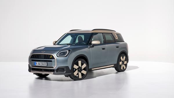 Auch der Countryman stellt sich in neuem Gewand vor. Es gibt ihn nach wie vor als Benziner und mit Diesel. Hinzu kommt jetzt eine vollelektrische Version mit bis zu 462 Kilometern Reichweite.