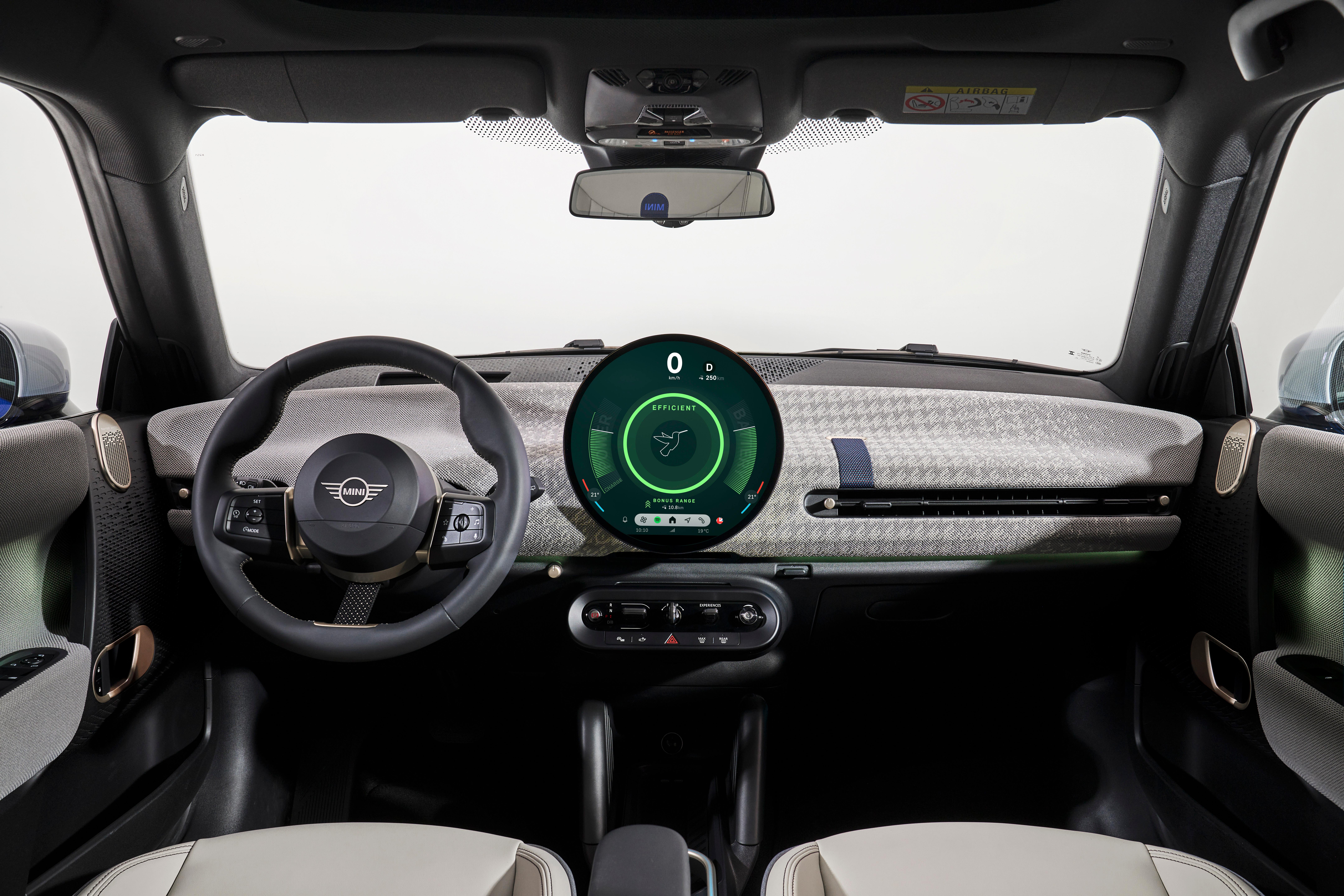 Radikal reduziert wurde das (vegane) Cockpit - selbst ein Tachoinstrument gibt es nicht mehr, dessen Info-Aufgaben übernimmt ein Head-up-Display.