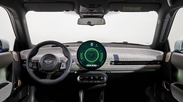 Radikal reduziert wurde das (vegane) Cockpit - selbst ein Tachoinstrument gibt es nicht mehr, dessen Info-Aufgaben übernimmt ein Head-up-Display.