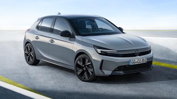 Bereits sehr real hat Opel den Corsa Electric überarbeitet. Zwei batterieelektrische Leistungsstufen werden angeboten: Eine mit 115 kW/156 PS und bis zu 402 Kilometern Reichweite, die andere mit 100 kW/136 PS und einem Aktionsradius von 354 Kilometern.