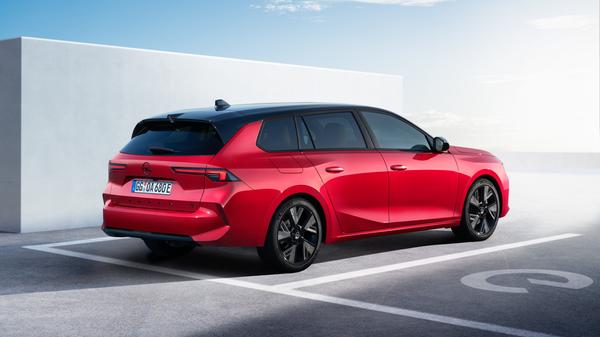 Angetrieben wird der elektrische Sports Tourer von einem 115 kW/156 PS starken E-Motor. Die 54-kWh-Batterie ist für 413 Kilometer Maximal-Reichweite gut.