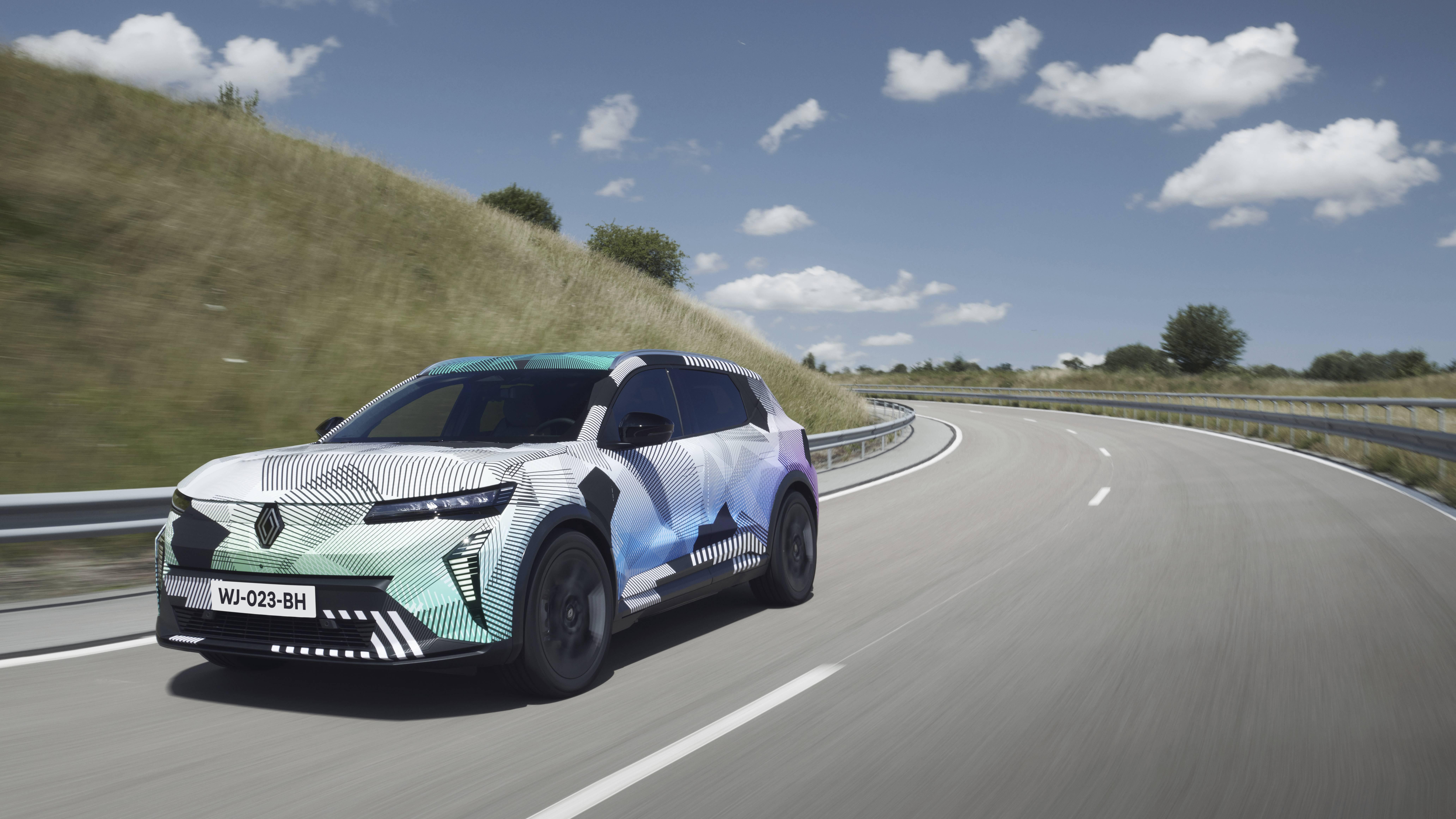 Renault rückt den neuen Scenic in den Mittelpunkt seines Messeauftritts. Hier zeigt er sich noch camoufliert.