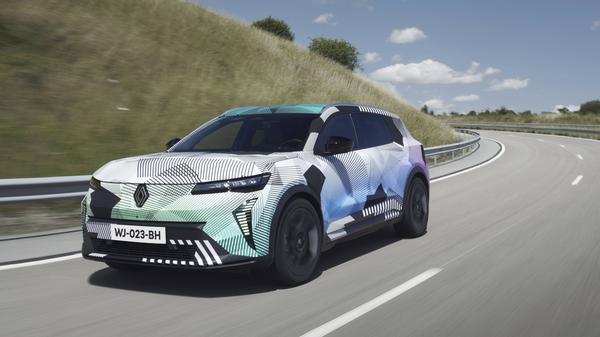 Renault rückt den neuen Scenic in den Mittelpunkt seines Messeauftritts. Hier zeigt er sich noch camoufliert.