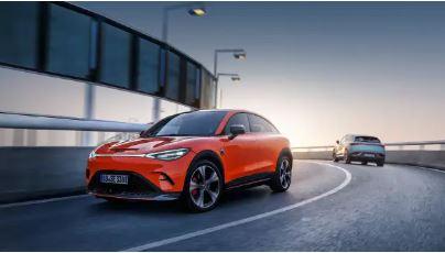 Analog zum Smart#1 dürfte der Smart#3 wahlweise mit Heck- oder Allradantrieb erhältlich sein, mindestens 200 kW/272 PS leisten und es mithilfe eines 66-kWh-Akkus auf gut 400 Kilometer Norm-Reichweite bringen. Auch eine Brabus-Variante gilt als gesetzt.