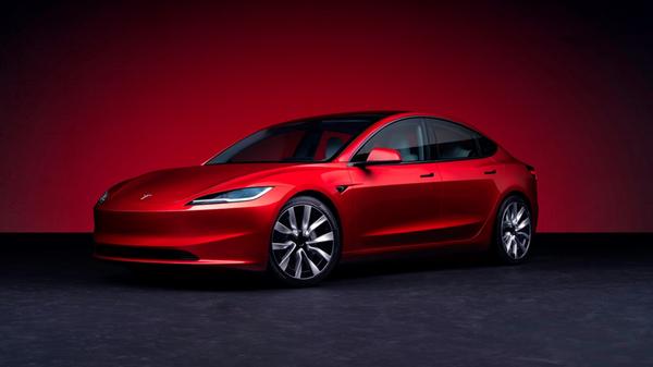 Tesla spendiert dem Model 3 ein Facelift und zeigt auf der IAA Mobility das Ergebnis. Die Antriebstechnik bleibt unverändert, die Preise beginnen bei 42.990 Euro.