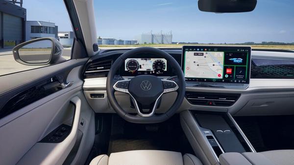 So sieht es im Cockpit des neuen Passat aus. Zentrales Element ist ein opulenter, bis zu 15 Zoll großer Touchscreen.