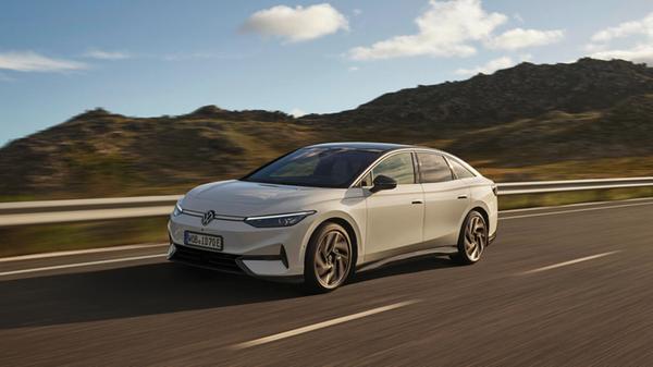 Obwohl sie ihre Premiere schon hinter sich hat und bereits ab 56.995 Euro bestellbar ist, gehört auch die Elektro-Limousine ID.7 zum Ausstellungskontingent von VW.