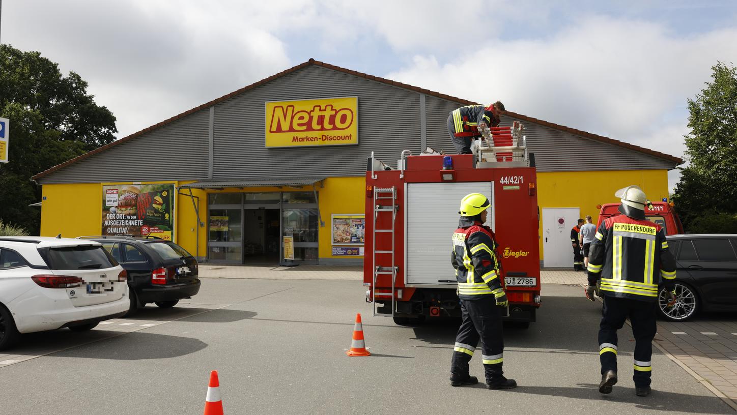 Einbrecher drangen in der Nacht zum Samstag über das Dach in die Netto-Filiale in Puschendorf ein und erbeuteten mehrere tausend Euro. Einbrecher drangen in der Nacht zum Samstag über das Dach in die Netto-Filiale in Puschendorf ein und erbeuteten mehrere tausend Euro.