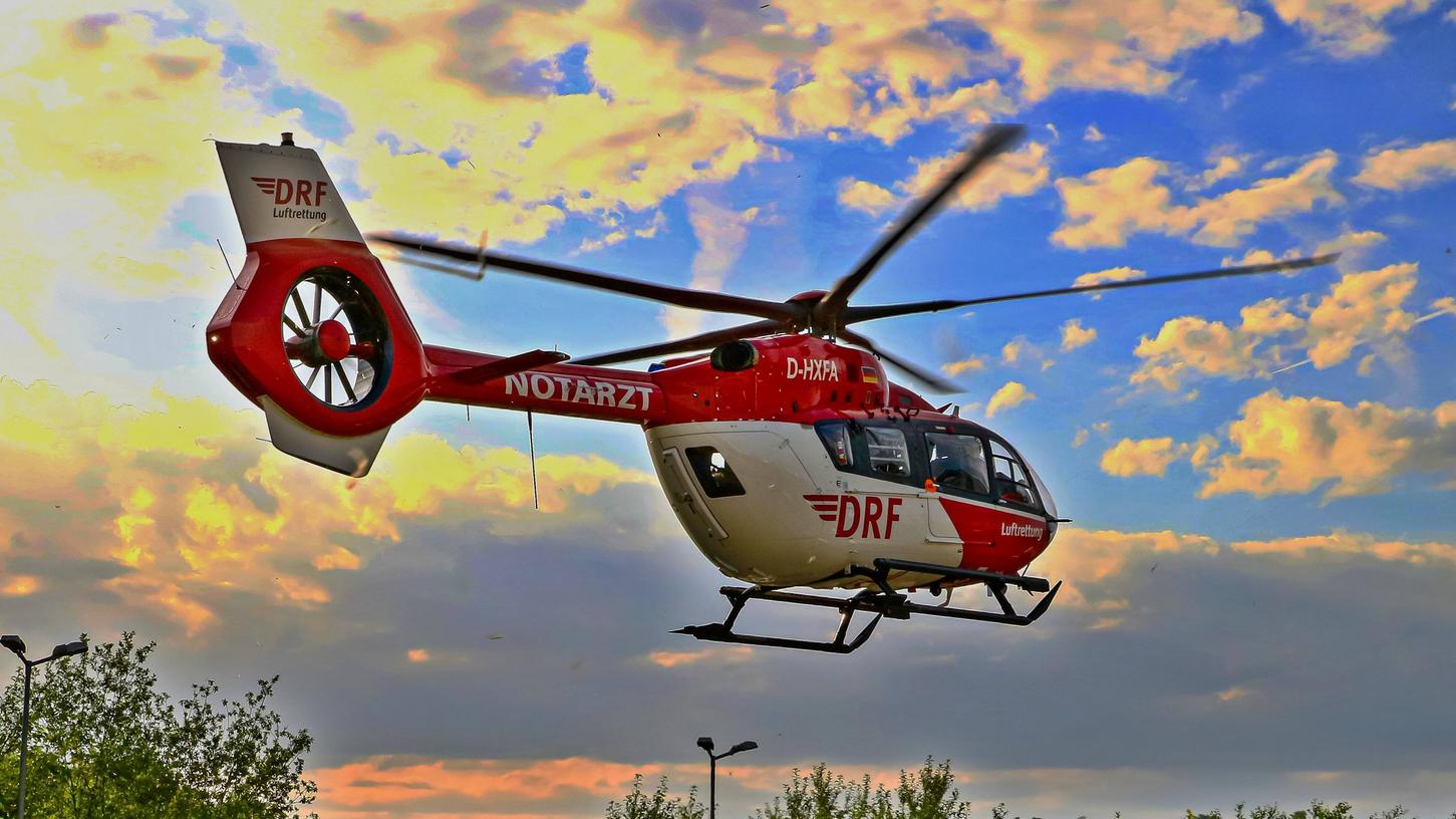 Ein Rettungshubschrauber im Einsatz nach einem Unfall. (Symbolbild) Ein Rettungshubschrauber im Einsatz nach einem Unfall. (Symbolbild)