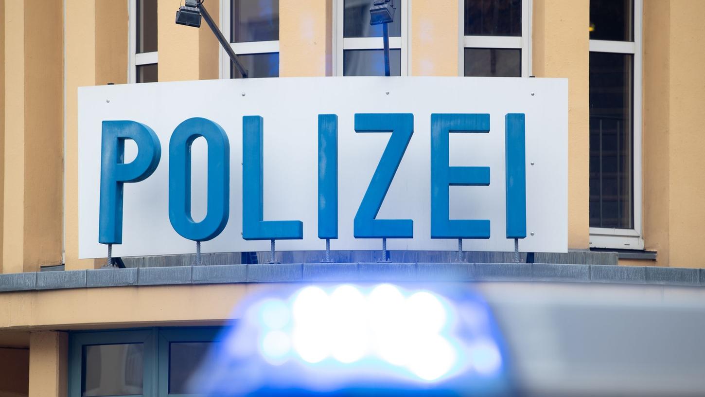 Die Polizei konnte den 24-Jährigen schließlich zur Wache bringen. (Symbolbild) Die Polizei konnte den 24-Jährigen schließlich zur Wache bringen. (Symbolbild)