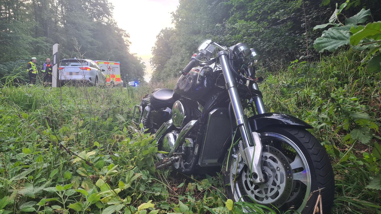 Das Motorrad landete im Graben, der Fahrer wurde schwerverletzt mit dem Rettungshubschrauber ins Klinikum geflogen. Das Motorrad landete im Graben, der Fahrer wurde schwerverletzt mit dem Rettungshubschrauber ins Klinikum geflogen.