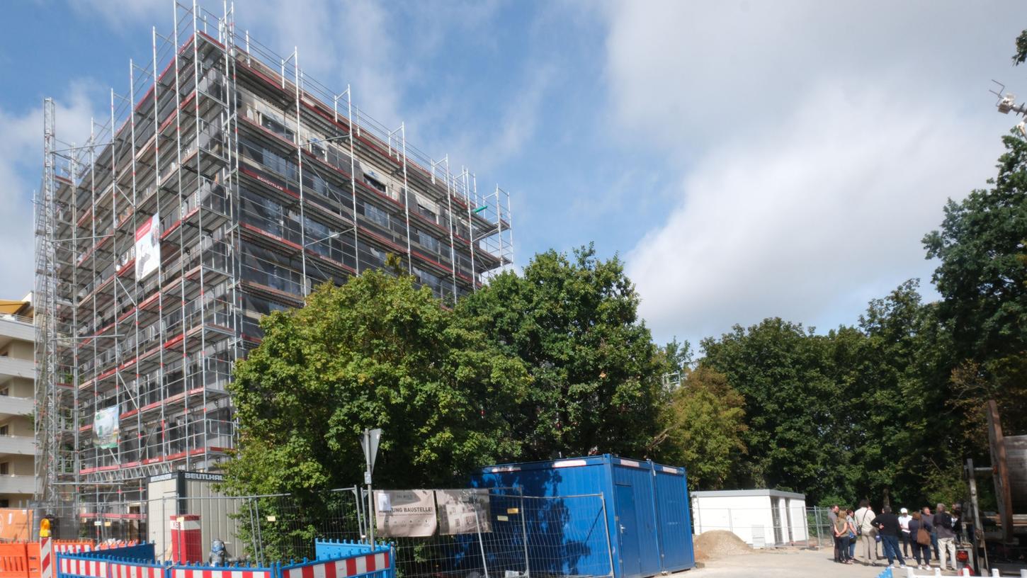 Das "East-Side"-Haus steht halbfertig da, während sich besorgte Eigentümer vor Ort austauschen. Das "East-Side"-Haus steht halbfertig da, während sich besorgte Eigentümer vor Ort austauschen.