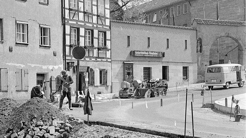 1969 wird die scharfe Kurve direkt vor der Katharinenklause zwischen Wespennest und Insel Schütt entschärft. Bernd Regenauer, der Sohn des Wirtspaars erinnert sich: "Da haben immer mal wieder Autos den Abflug in Richtung Pegnitz gemacht". 