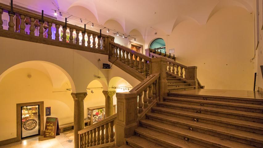 Obwohl 1945 schwer zerstört, hat sich das Künstlerhaus bedeutende Teile seiner historischen Ausstattung wie die prunkvolle Haupttreppe bewahrt.