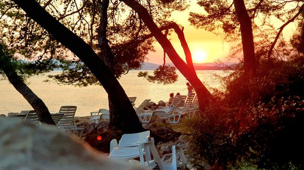 Der tolle Strand des Pine Beach Pakostane - Liegen inklusive.