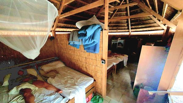So sieht´s in den Hütten aus - zwei bis fünf Betten, Regale, Moskitonetze, Fliesenboden, fertig. Mehr braucht man nicht. Die spannende Reportage zu dieser Bildergalerie lesen Sie hier auf unserem Premiumportal www.nn.de.