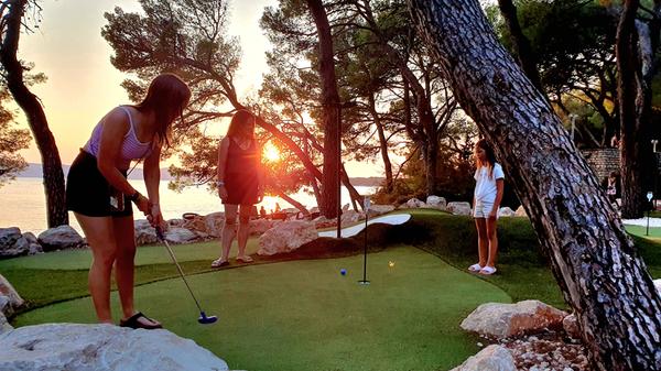 Minigolf direkt am Strand - das ist hier Teil des Sportangebots. Die spannende Reportage zu dieser Bildergalerie lesen Sie hier auf unserem Portal www.nn.de.