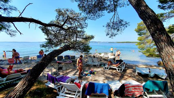Der Strand am Pine Beach Pakostane. Die spannende Reportage zu dieser Bildergalerie lesen Sie hier auf unserem Premiumportal www.nn.de.