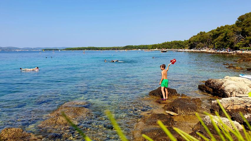 Klassischer Kroatien-Strand mit Felsen und Buchten auch hier.