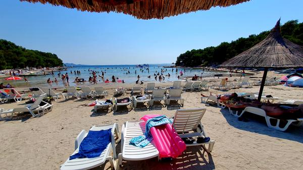 In der Mitte des Resorts liegt - ganz selten in Kroatien - sogar ein feiner Sandstrand.