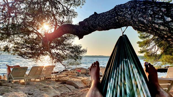 Hängematten-Romantik am Strand.
