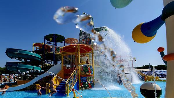 Dalmaland ganz in der Nähe ist ein Wasserspaß-Park für die Familie - daneben steht auch ein Freizeitpark mit Achterbahnen, Riesenrad etc.