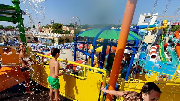 Dalmaland ganz in der Nähe ist ein Wasserspaß-Park für die Familie - daneben steht auch ein Freizeitpark mit Achterbahnen, Riesenrad etc.