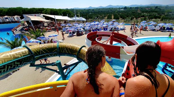 Dalmaland ganz in der Nähe ist ein Wasserspaß-Park für die Familie - daneben steht auch ein Freizeitpark mit Achterbahnen, Riesenrad etc.