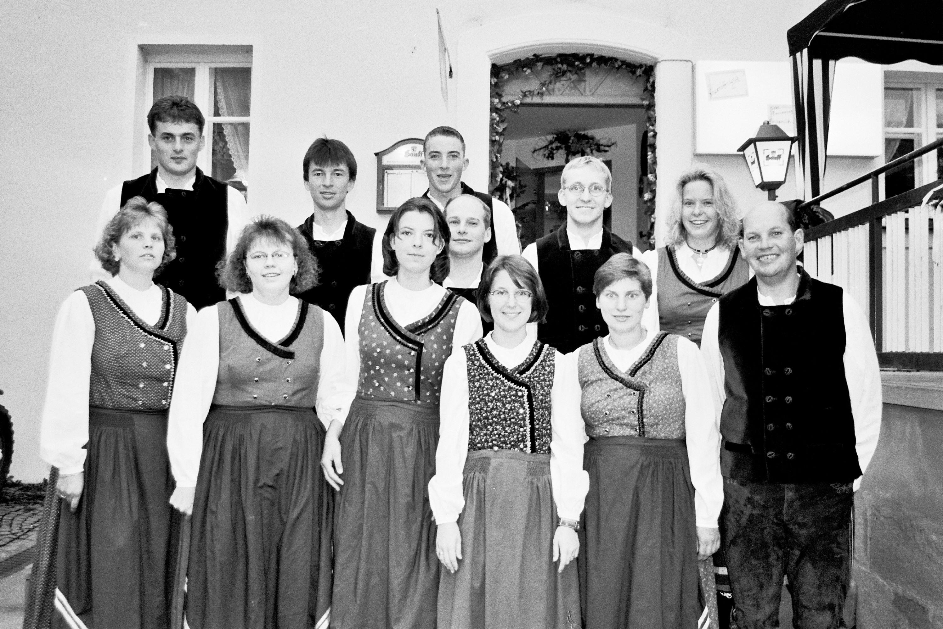 Einen gelungenen Kirchenauftakt bei spätsommerlichen Temperaturen und vollem Zelt erleben die Besucher der Frickenfelder Kirchweih. Auf dem Foto sind die Volkstänzer der Landjugend zu sehen, die nach längerer Pause wieder auftreten. Stadtrat Fritz Ortner dankt Festwirt Hans Aust für die nach seinen Worten "vorbildliche" Organisation. Braumeister Karl Glossner von der St.-Georgen-Brauerei aus Nennslingen dankt er für die Belieferung mit gutem und süffigen Ritter-Bier.