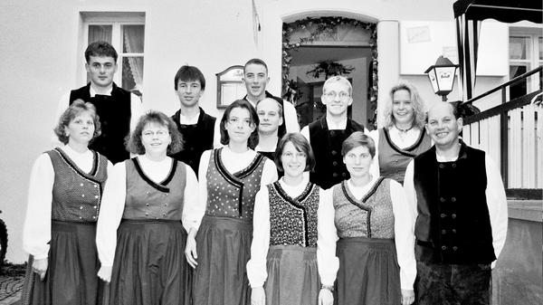 Einen gelungenen Kirchenauftakt bei spätsommerlichen Temperaturen und vollem Zelt erleben die Besucher der Frickenfelder Kirchweih. Auf dem Foto sind die Volkstänzer der Landjugend zu sehen, die nach längerer Pause wieder auftreten. Stadtrat Fritz Ortner dankt Festwirt Hans Aust für die nach seinen Worten "vorbildliche" Organisation. Braumeister Karl Glossner von der St.-Georgen-Brauerei aus Nennslingen dankt er für die Belieferung mit gutem und süffigen Ritter-Bier.