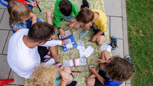 Mehr Maenner arbeiten in Kitas