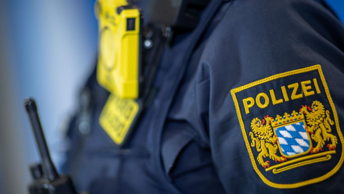 Die Polizei sucht nach einem Teenager, der sich an einer 18-Jährigen in Würzburg vergangen haben soll. (Symbolbild)