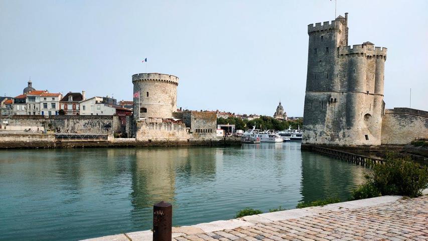 Die mittelalterlichen Türme am Hafen von La Rochelle prägen das Stadtbild.