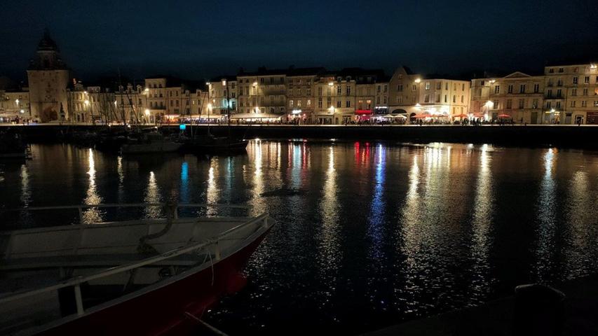 Bei Nacht ist die Hafenzeile von La Rochelle besonders attraktiv.